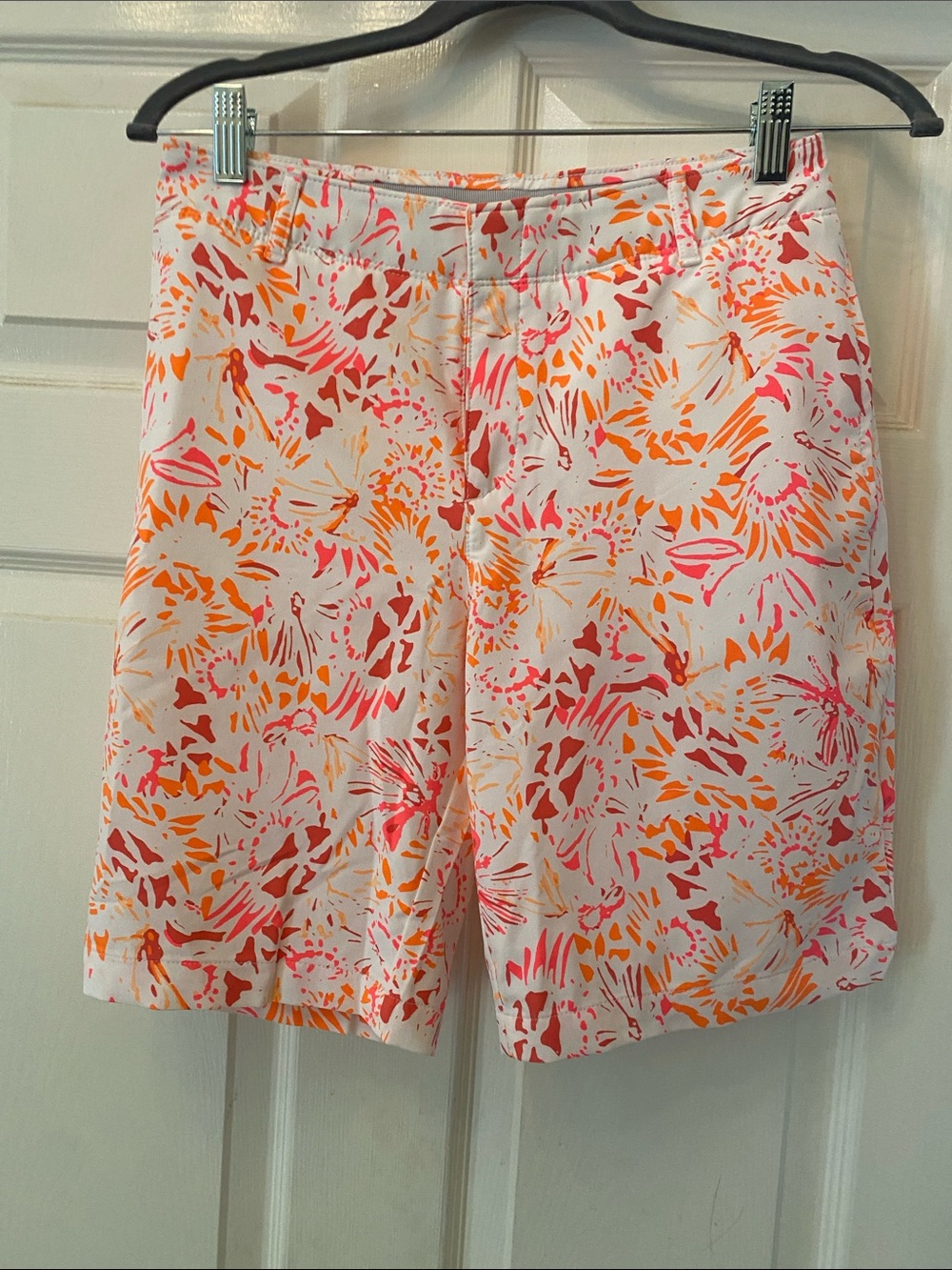 Under Armor Ladies Walking Shorts Size 4